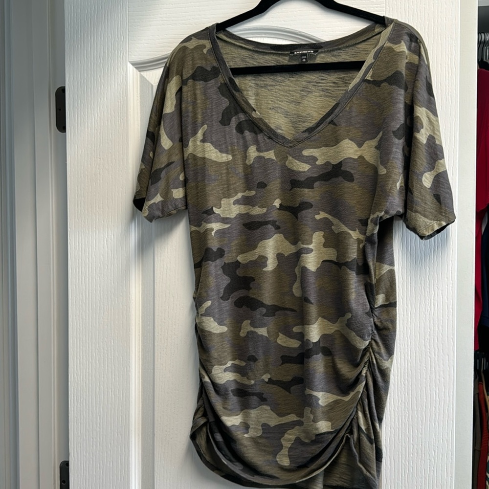 EXPRESS supersofr Camo V-neck Tee Green Black  Soft V-Neck Top medium